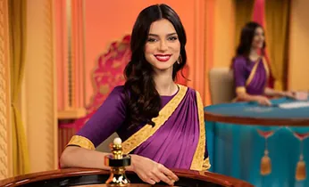 Hình ảnh nhân viên hỗ trợ khách hàng thân thiện